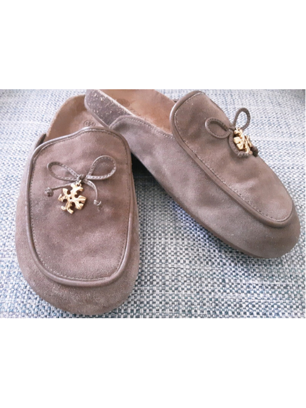 TORY BURCH River Rock Taupe Suede Mules Gold T Charm Bow Cork Insole Sz 5.5 Mint - Picture 14 of 14